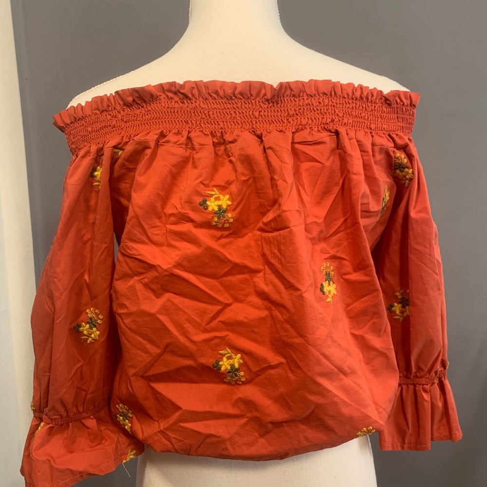 ❌❌SOLD❌❌ Floral Embroidered Crop Top